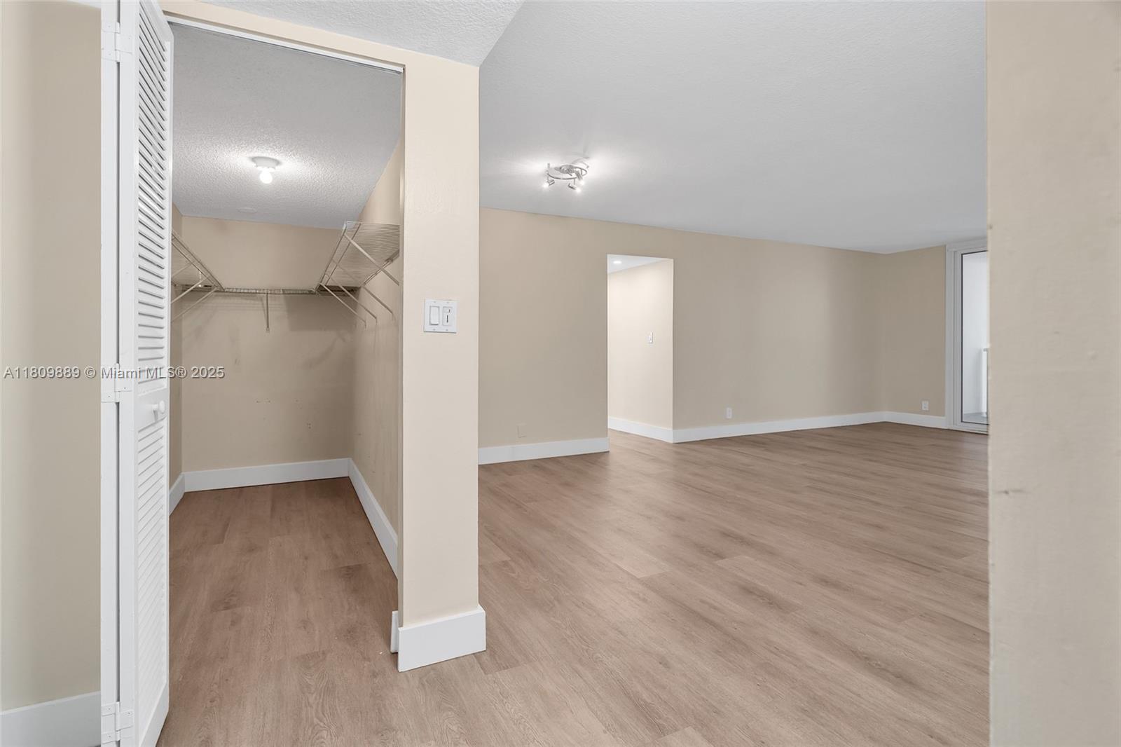 LA MER ESTATES SOUTH COND - Residential