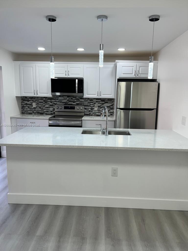 WATERSIDE LUXURY TOWNHOME - Residential