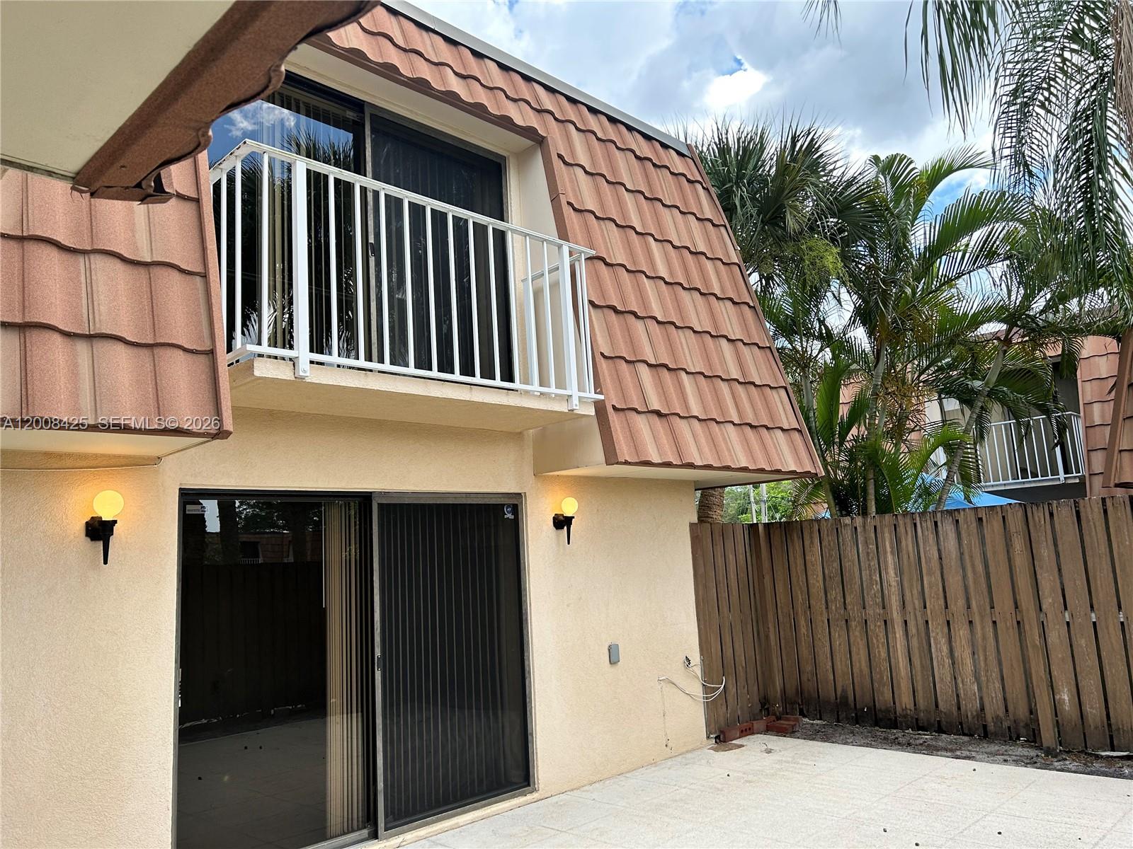 WATERSIDE LUXURY TOWNHOME - Residential