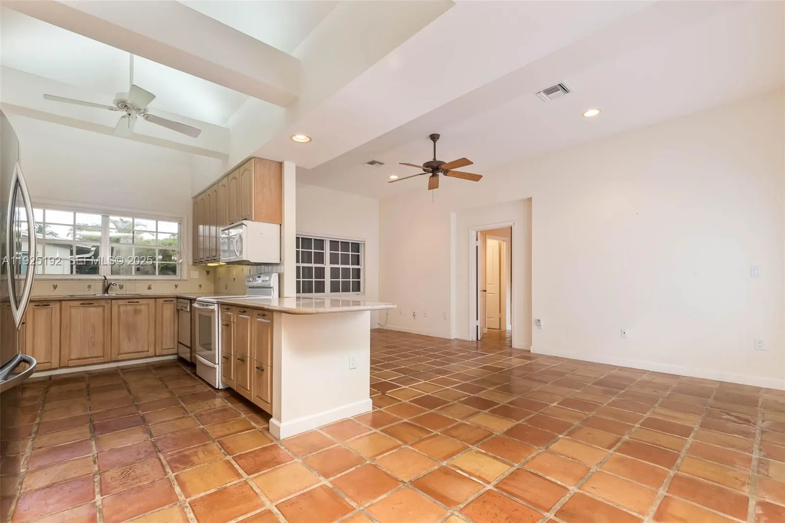 Palmetto Bay, Florida 33158, United States, 4 Bedrooms Bedrooms, ,3 BathroomsBathrooms,Residential,Pending,251179