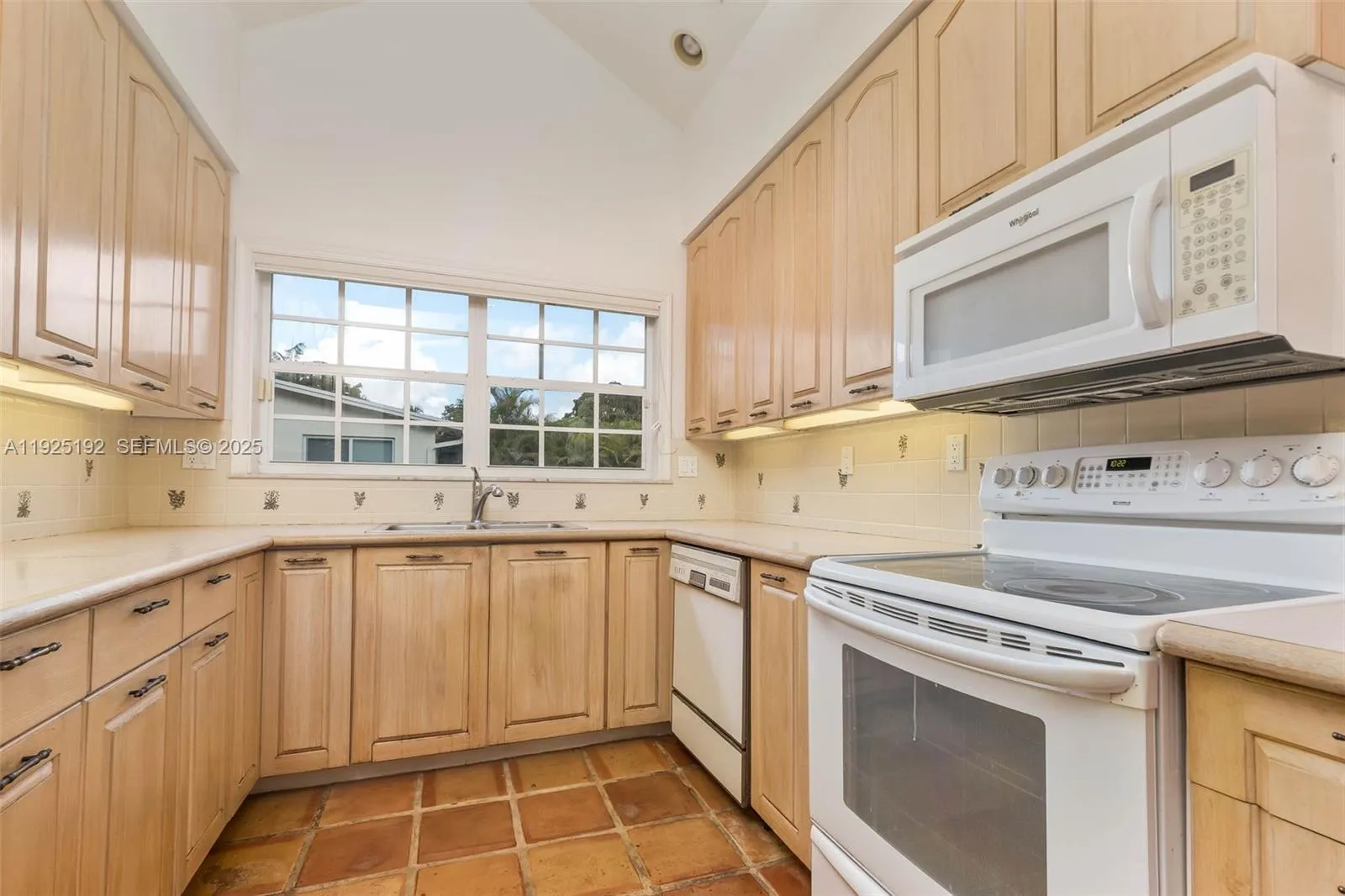 Palmetto Bay, Florida 33158, United States, 4 Bedrooms Bedrooms, ,3 BathroomsBathrooms,Residential,Pending,251179