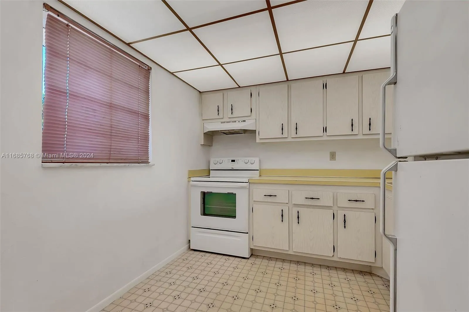 Miami, Florida 33143, United States, 1 Bedroom Bedrooms, ,1 BathroomBathrooms,Residential,Pending,35699