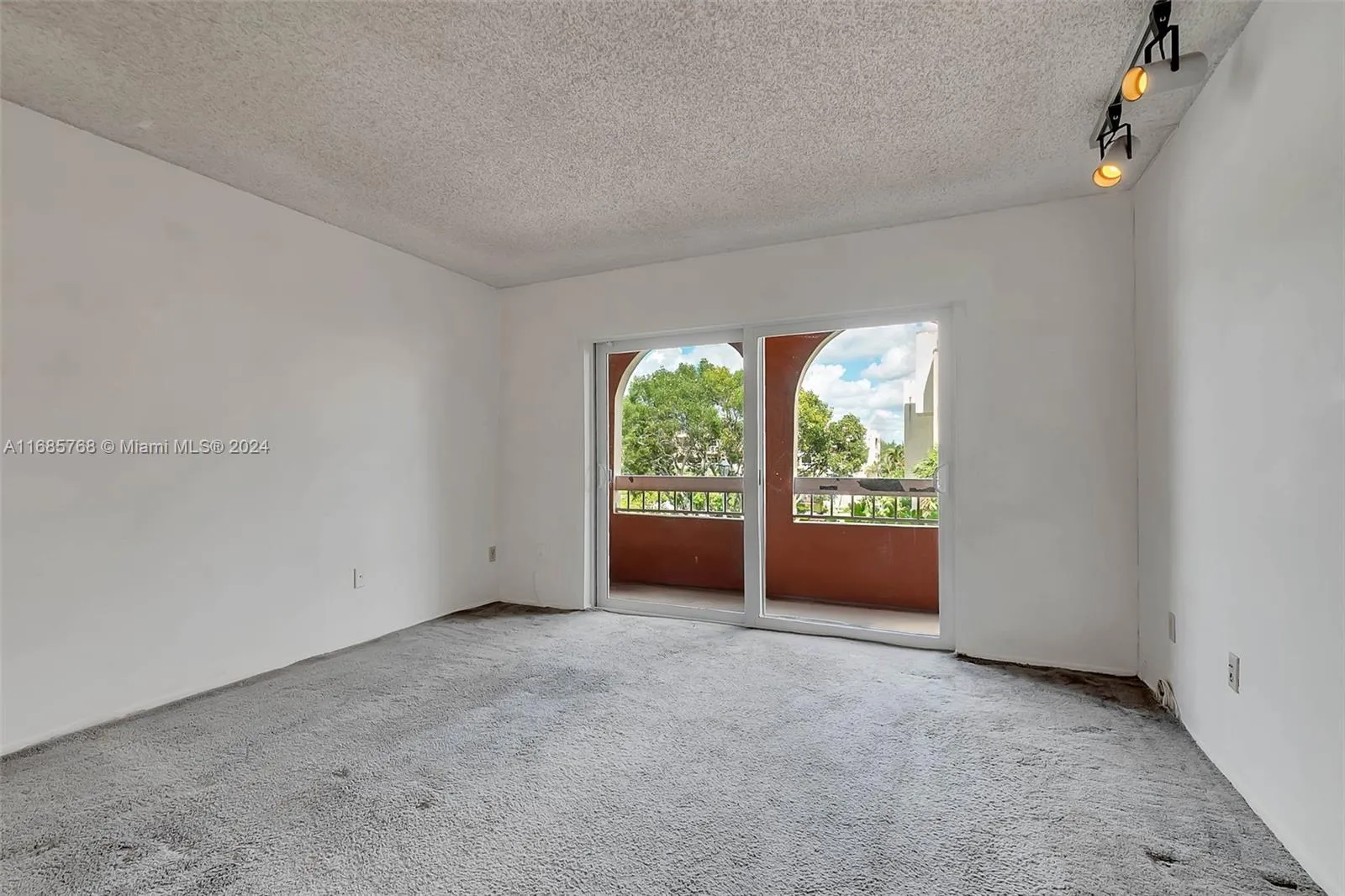 Miami, Florida 33143, United States, 1 Bedroom Bedrooms, ,1 BathroomBathrooms,Residential,Pending,35699