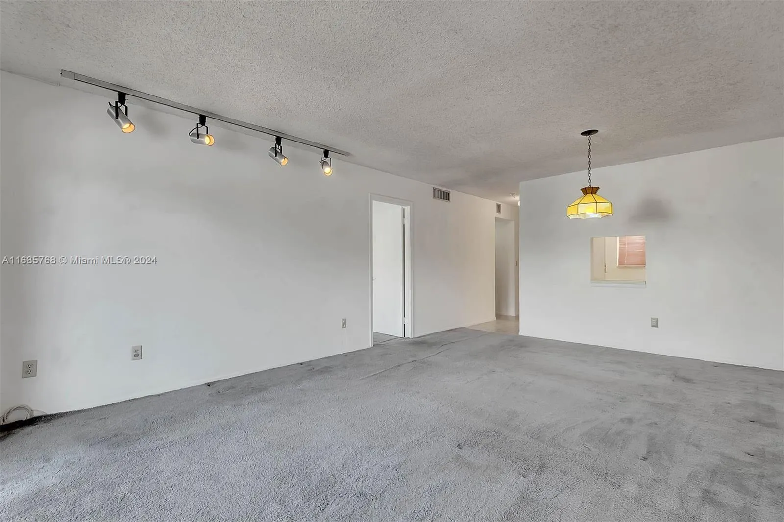 Miami, Florida 33143, United States, 1 Bedroom Bedrooms, ,1 BathroomBathrooms,Residential,Pending,35699