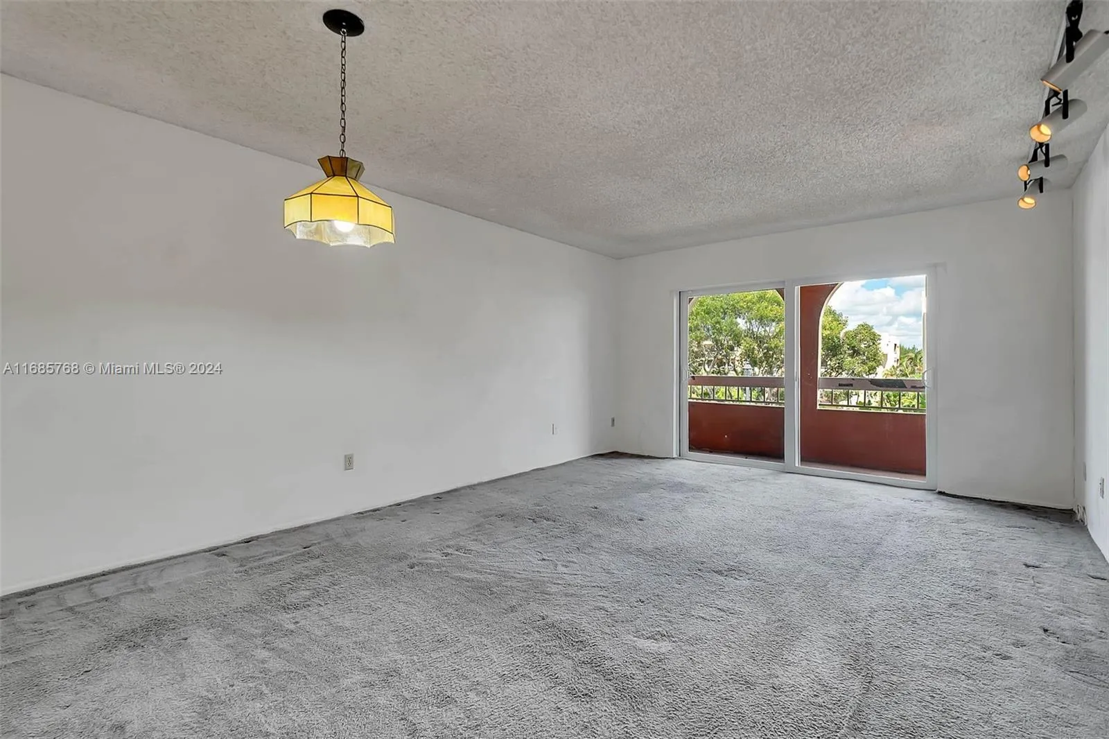 Miami, Florida 33143, United States, 1 Bedroom Bedrooms, ,1 BathroomBathrooms,Residential,Pending,35699