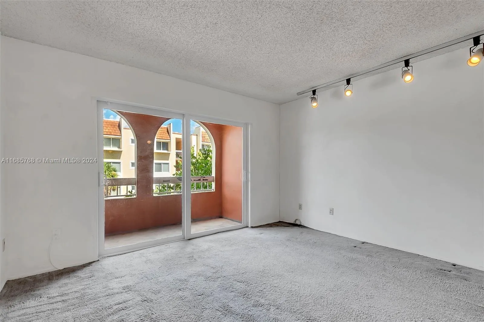 Miami, Florida 33143, United States, 1 Bedroom Bedrooms, ,1 BathroomBathrooms,Residential,Pending,35699