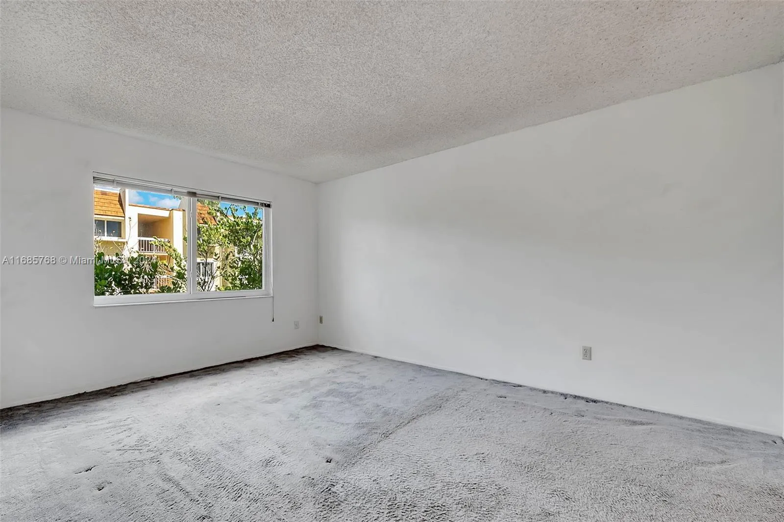 Miami, Florida 33143, United States, 1 Bedroom Bedrooms, ,1 BathroomBathrooms,Residential,Pending,35699