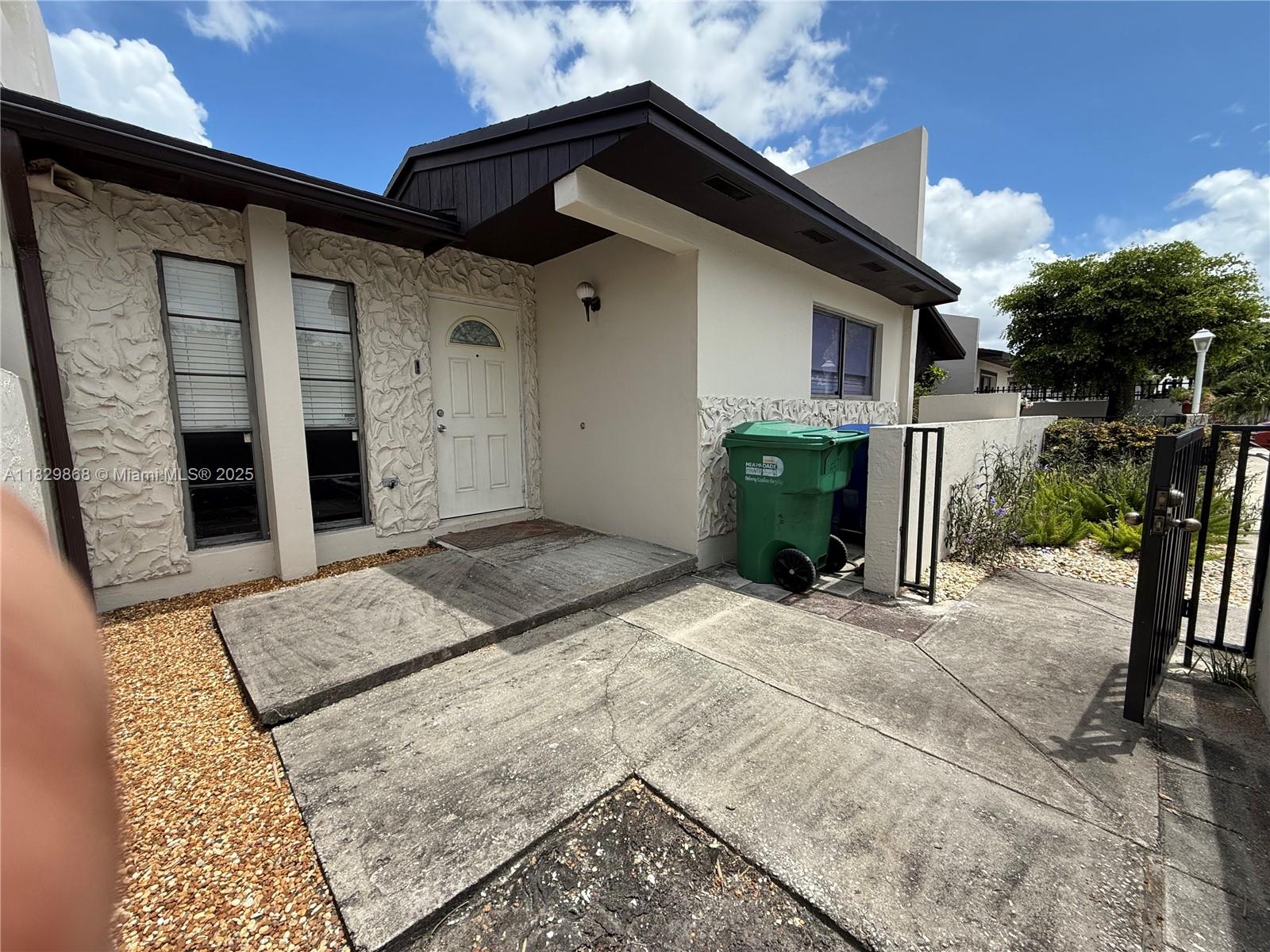 Stunning Villa, nice layout with 3 spacious bedroom and 2 bathrooms. Low association fee, residents enjoy a well-maintained community. Excellent location, all available access routes .Close to shopping centers, great schools .Two designated parking.