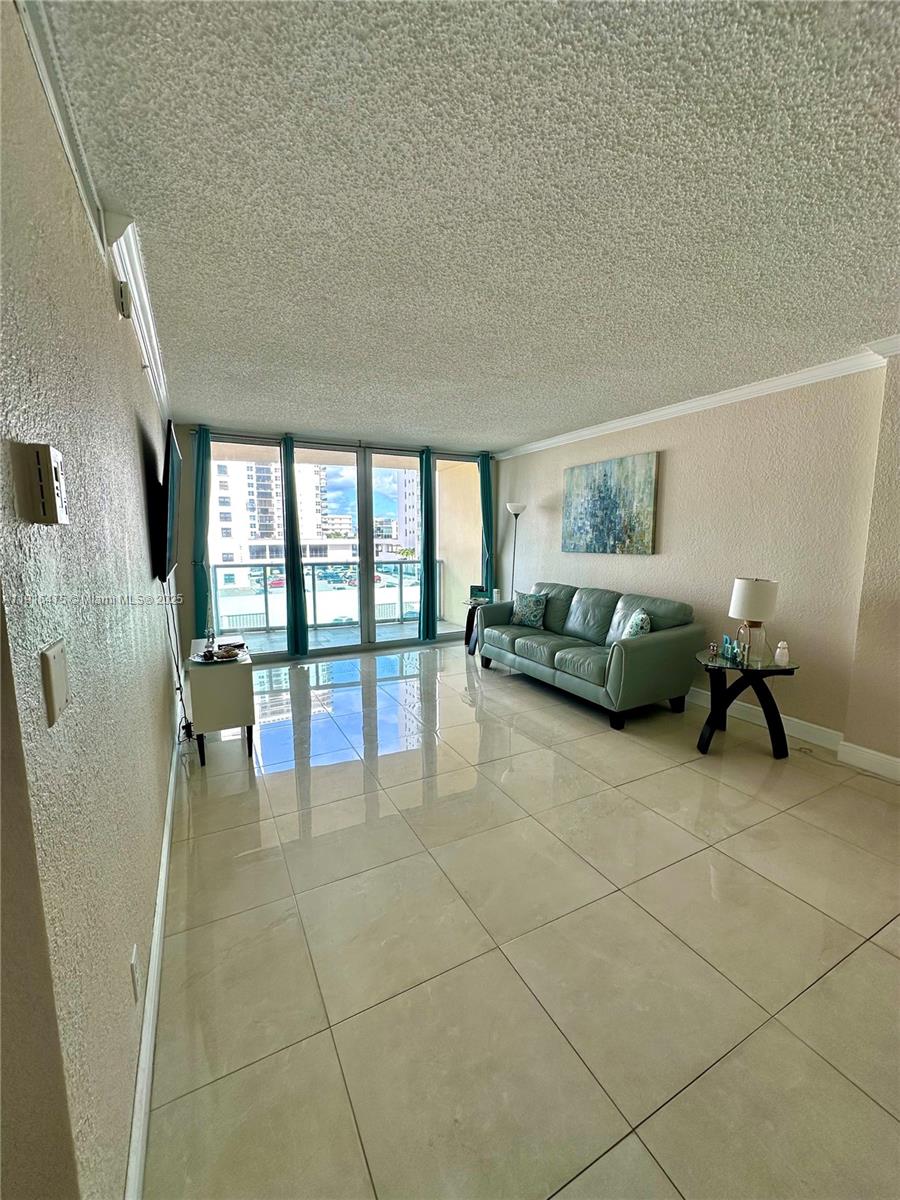 WAVE CONDO - Residential