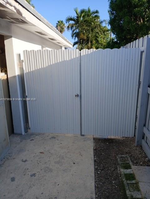 GREAT AND QUITE PLACE TO LIVE. BRAND NEW FURNISH STUDIO FOR ONE PERSON $1,300.00 2 PERSONS $1,450.00. THERE IS ALSO A BIG TRAILER FOR $1,000.00. VERY CLOSE TO THE TURNPIKE, SHOPPING CENTERS, AND RESTAURANTS. EASY TO SHOW IT.