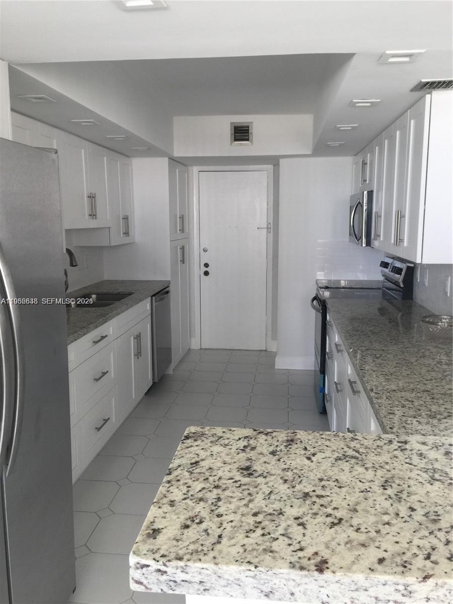 LA MER ESTATES SOUTH COND - Residential Lease