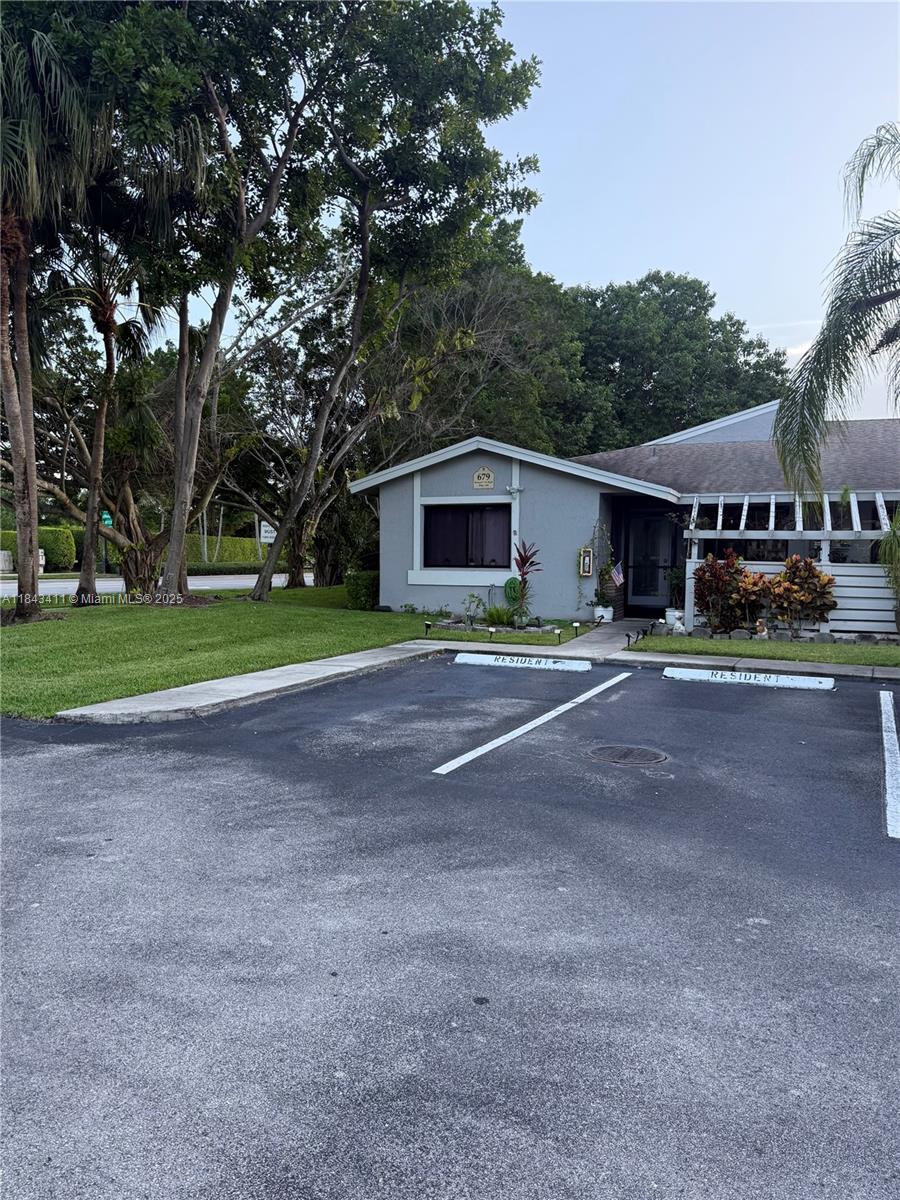 Elegant and spacious villa in the heart of Weston at Villas of Bonaventure. Lake view, 3 bedrooms and 2 baths, living/dining area, and abundant natural light. Convenience of an in-unit washer and dryer. Perfectly located just minutes from top-rated schools, shopping, dining, parks, and major highways. Take advantage of all the amazing amenities at the Bonaventure Town Center Club. This is an all-ages community, and a pet is welcome!
