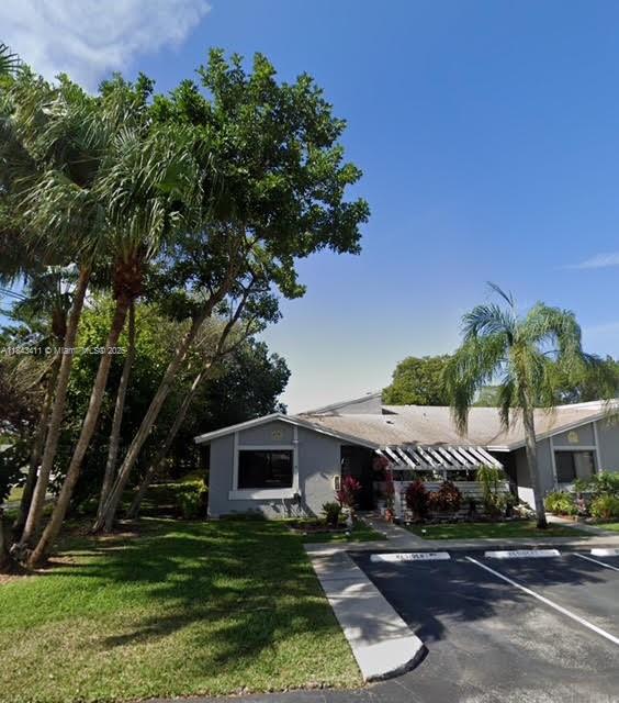 Elegant and spacious villa in the heart of Weston at Villas of Bonaventure. Lake view, 3 bedrooms and 2 baths, living/dining area, and abundant natural light. Convenience of an in-unit washer and dryer. Perfectly located just minutes from top-rated schools, shopping, dining, parks, and major highways. Take advantage of all the amazing amenities at the Bonaventure Town Center Club. This is an all-ages community, and a pet is welcome!