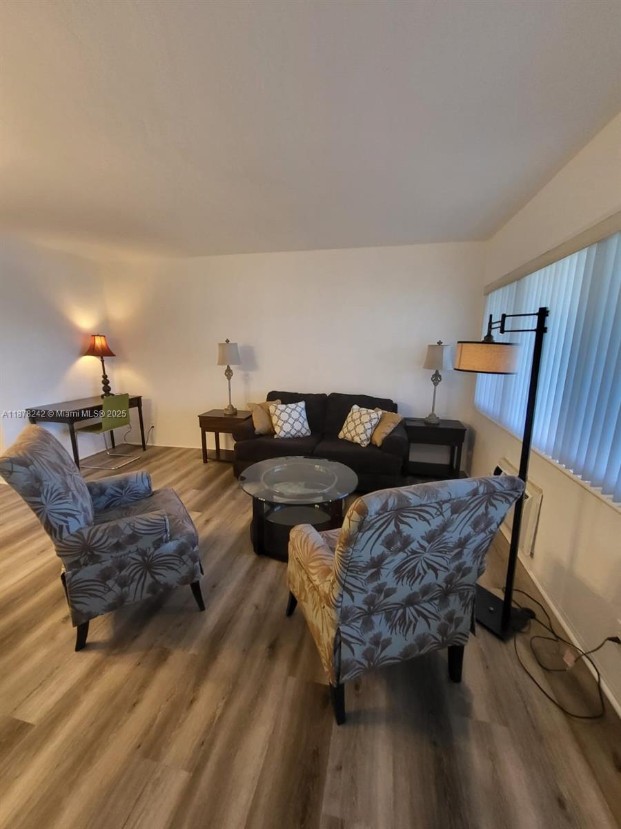 PASADENA GARDEN APARTMENT - Residential