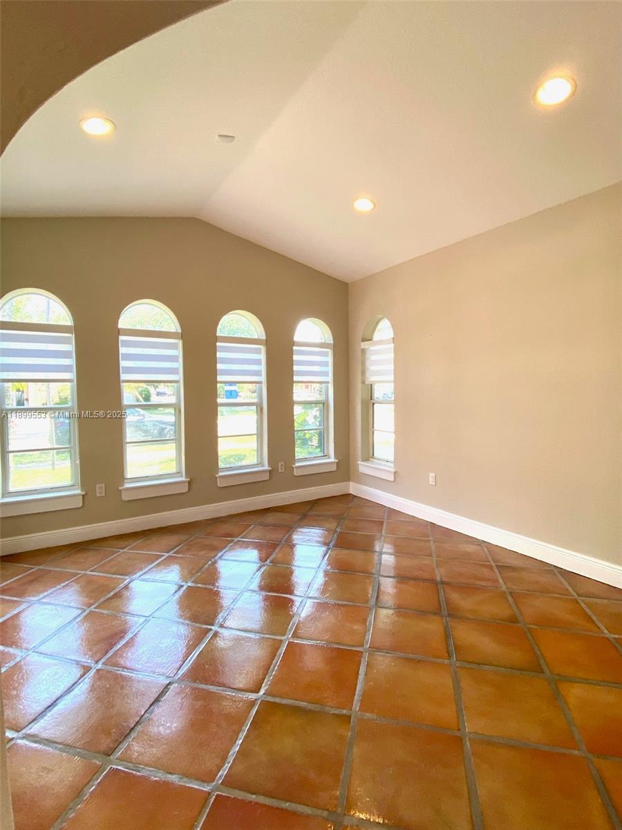 6TH ADDN TO ROYAL OAKS - Residential Lease