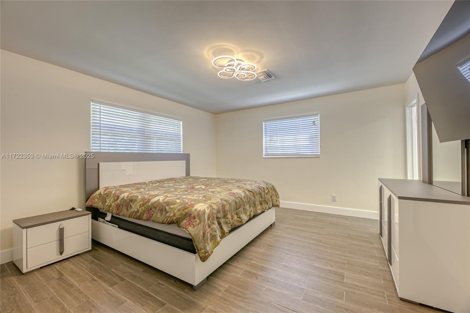COUNTRY CLUB HOMES - Residential