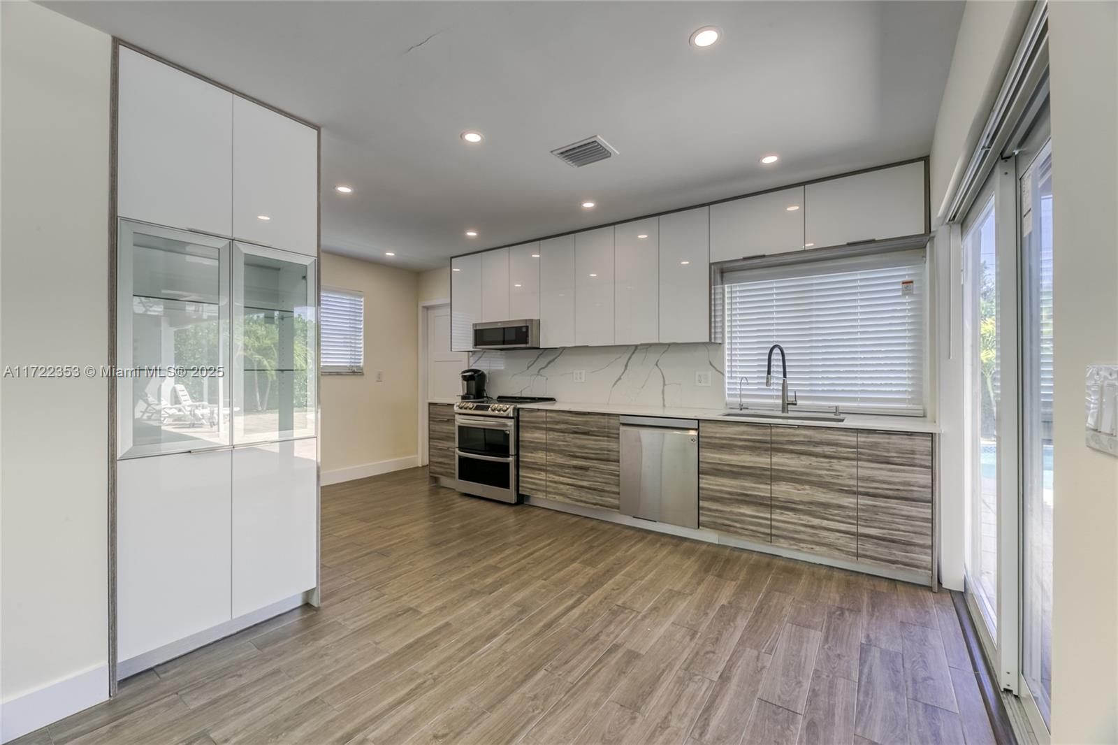 COUNTRY CLUB HOMES - Residential