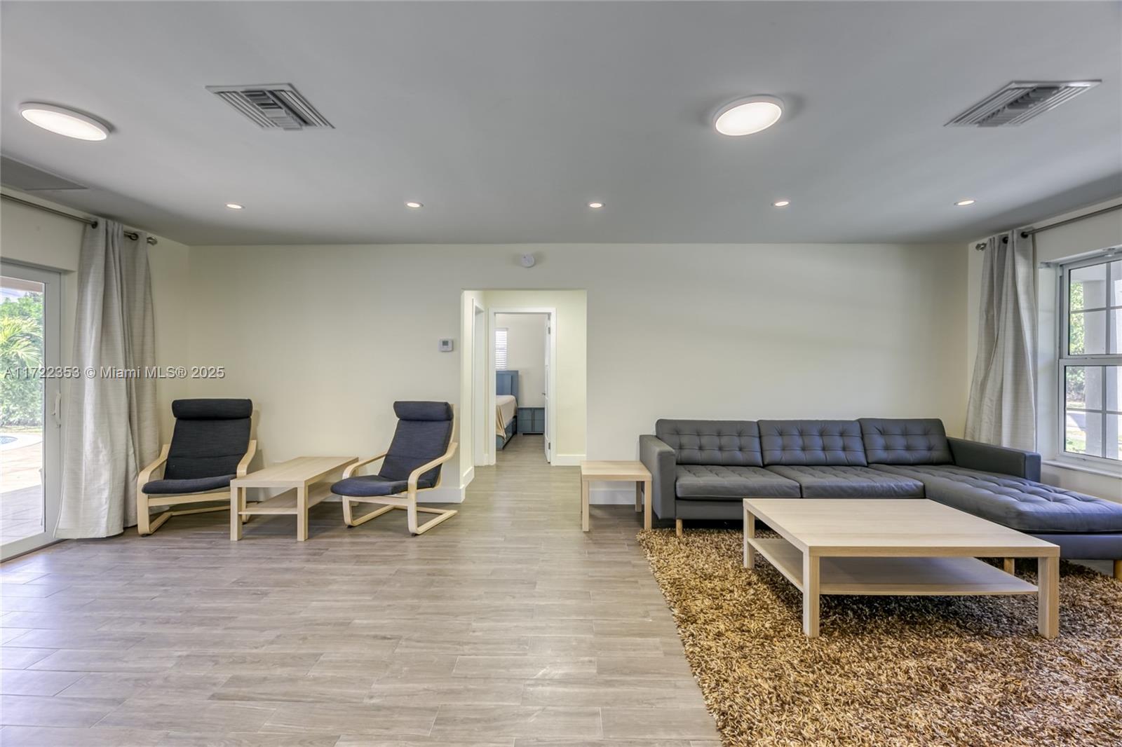 COUNTRY CLUB HOMES - Residential