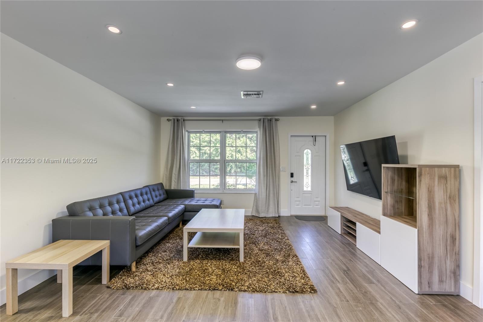 COUNTRY CLUB HOMES - Residential
