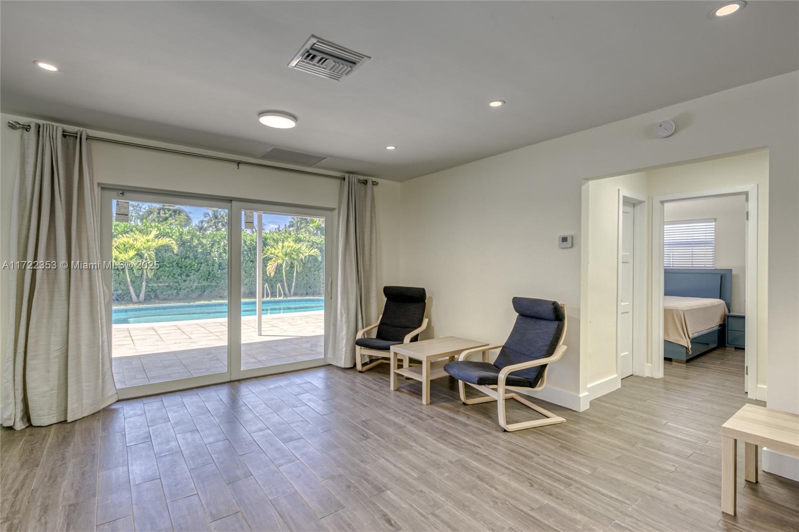 COUNTRY CLUB HOMES - Residential