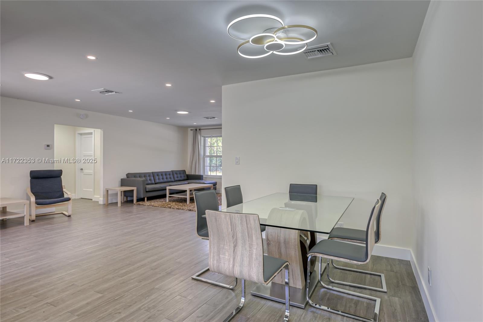 COUNTRY CLUB HOMES - Residential