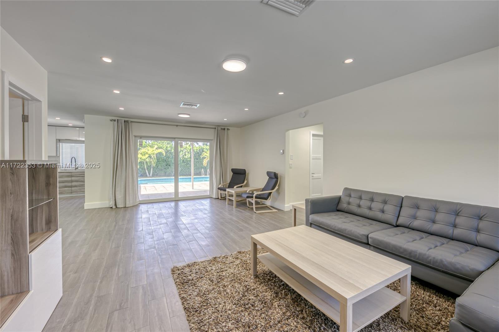 COUNTRY CLUB HOMES - Residential