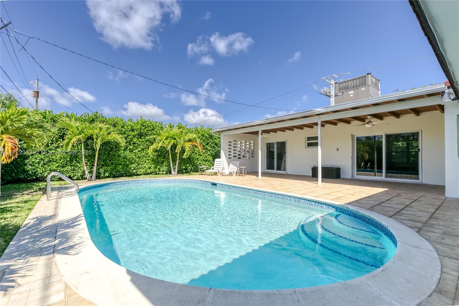 COUNTRY CLUB HOMES - Residential