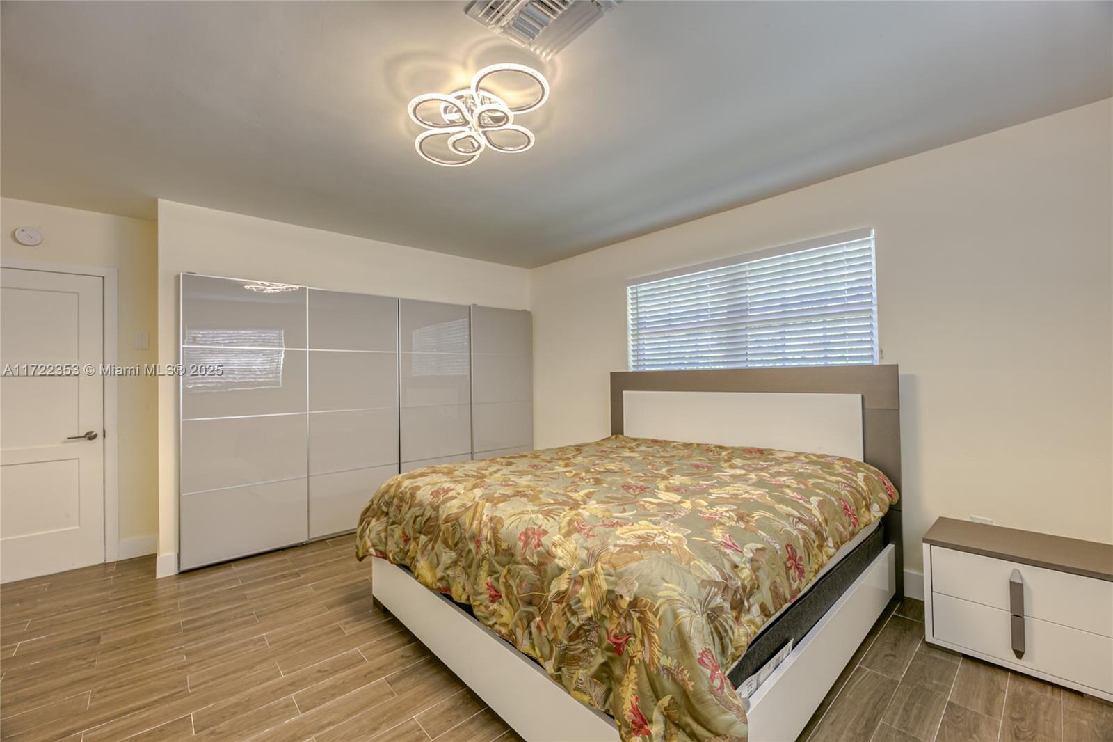 COUNTRY CLUB HOMES - Residential