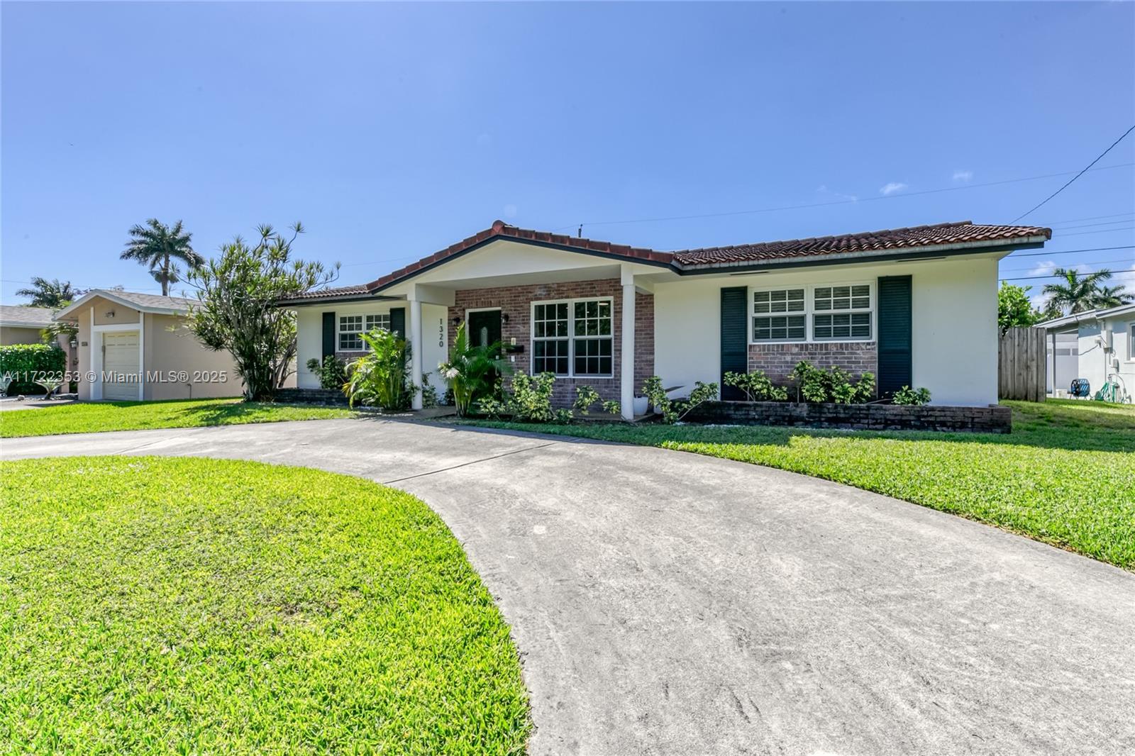 COUNTRY CLUB HOMES - Residential