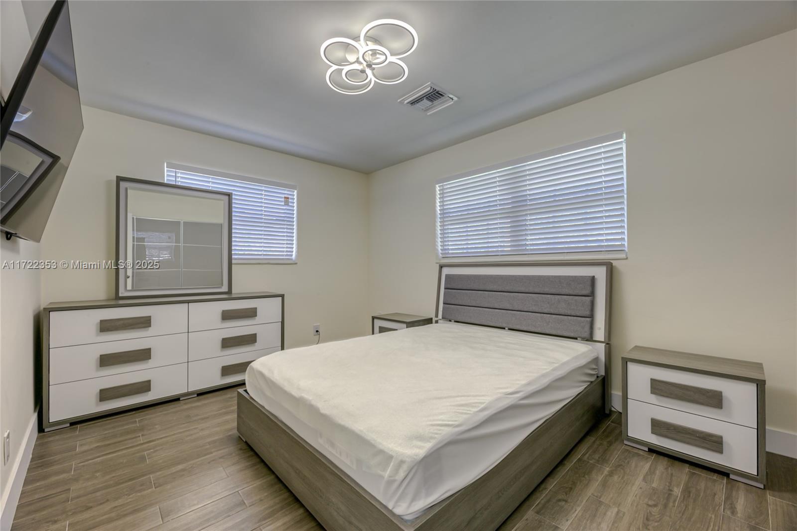 COUNTRY CLUB HOMES - Residential