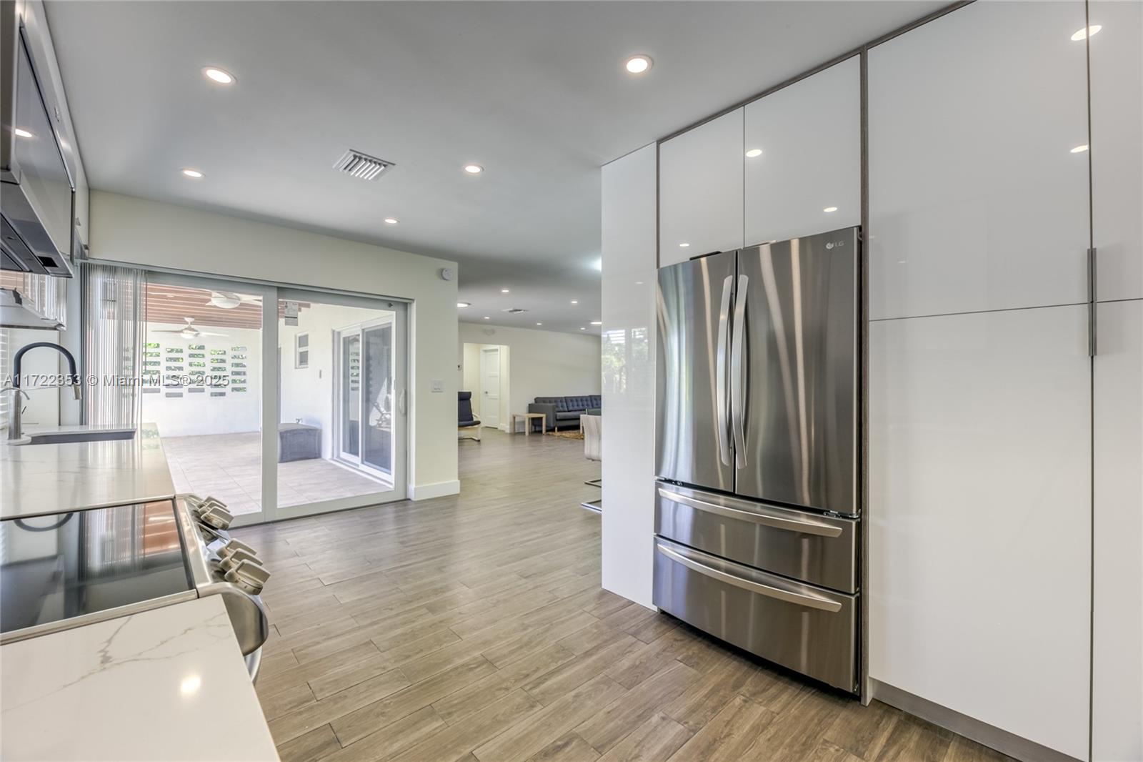COUNTRY CLUB HOMES - Residential