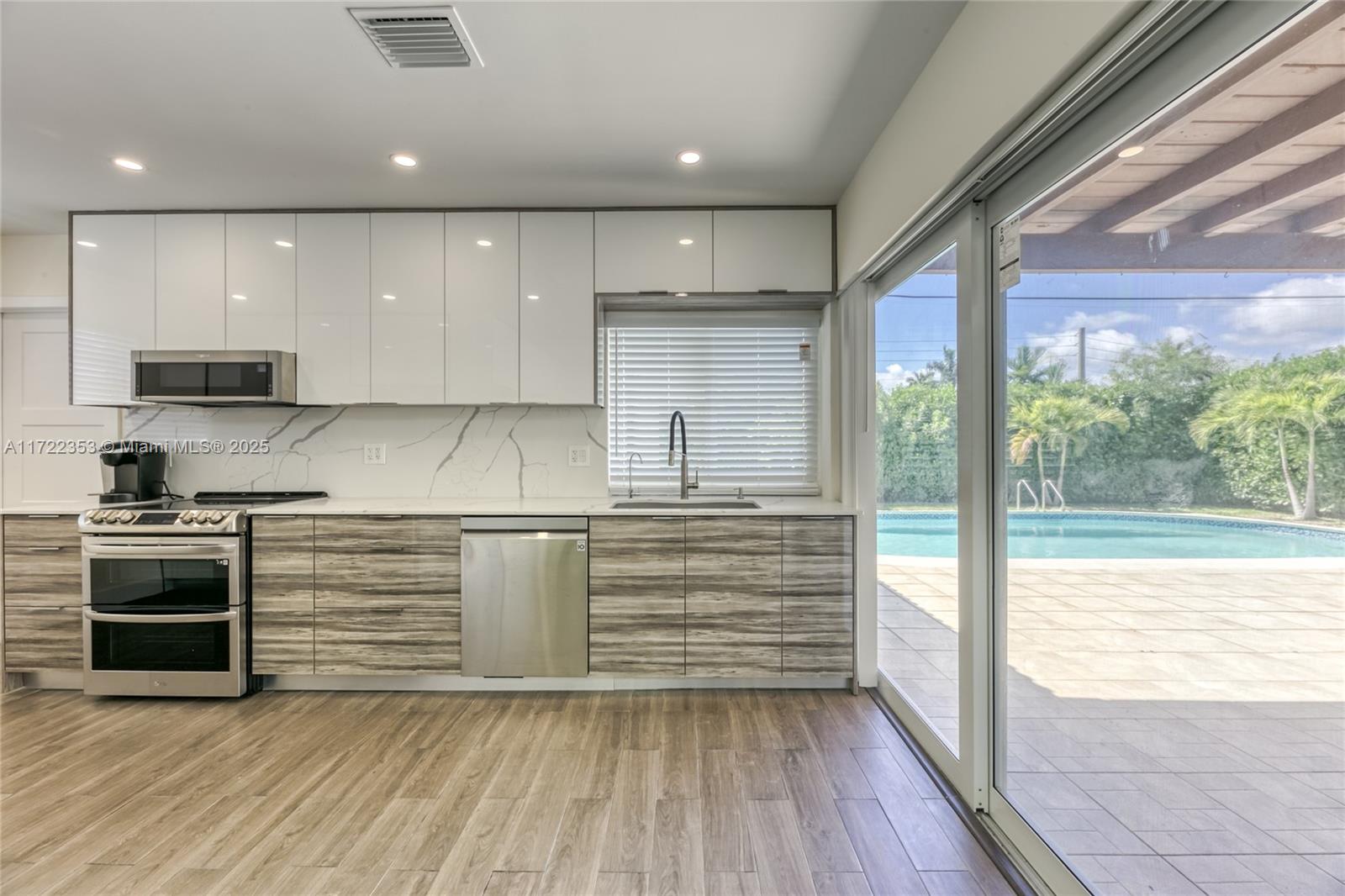 COUNTRY CLUB HOMES - Residential
