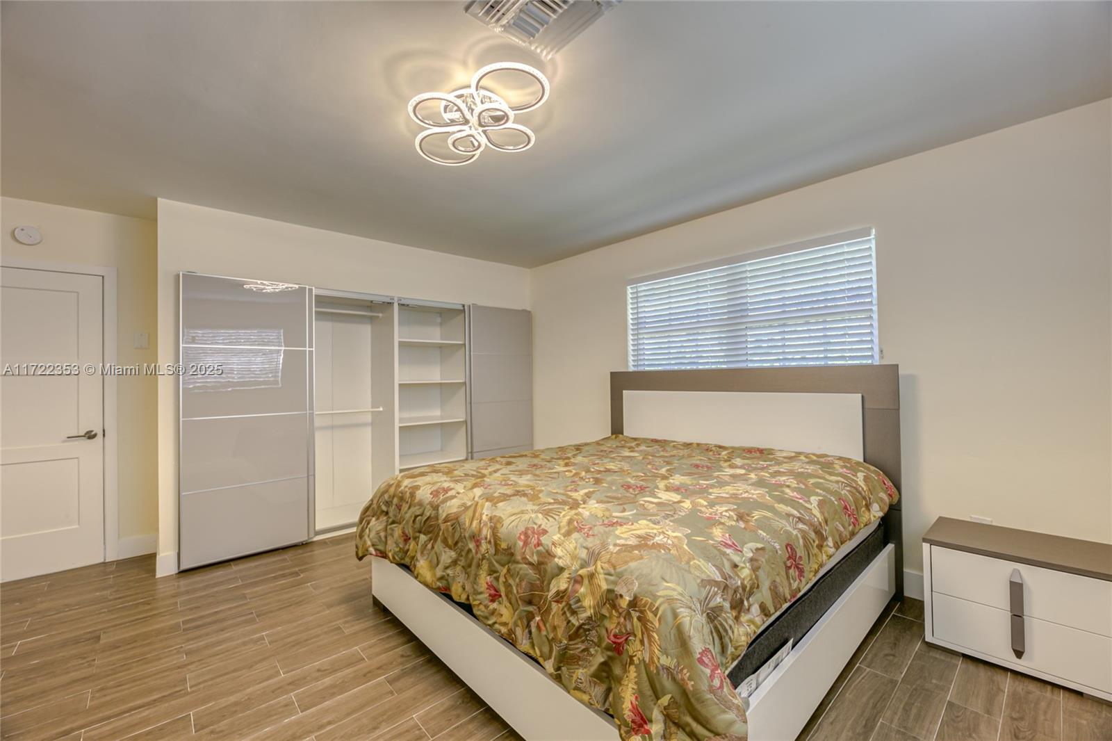 COUNTRY CLUB HOMES - Residential