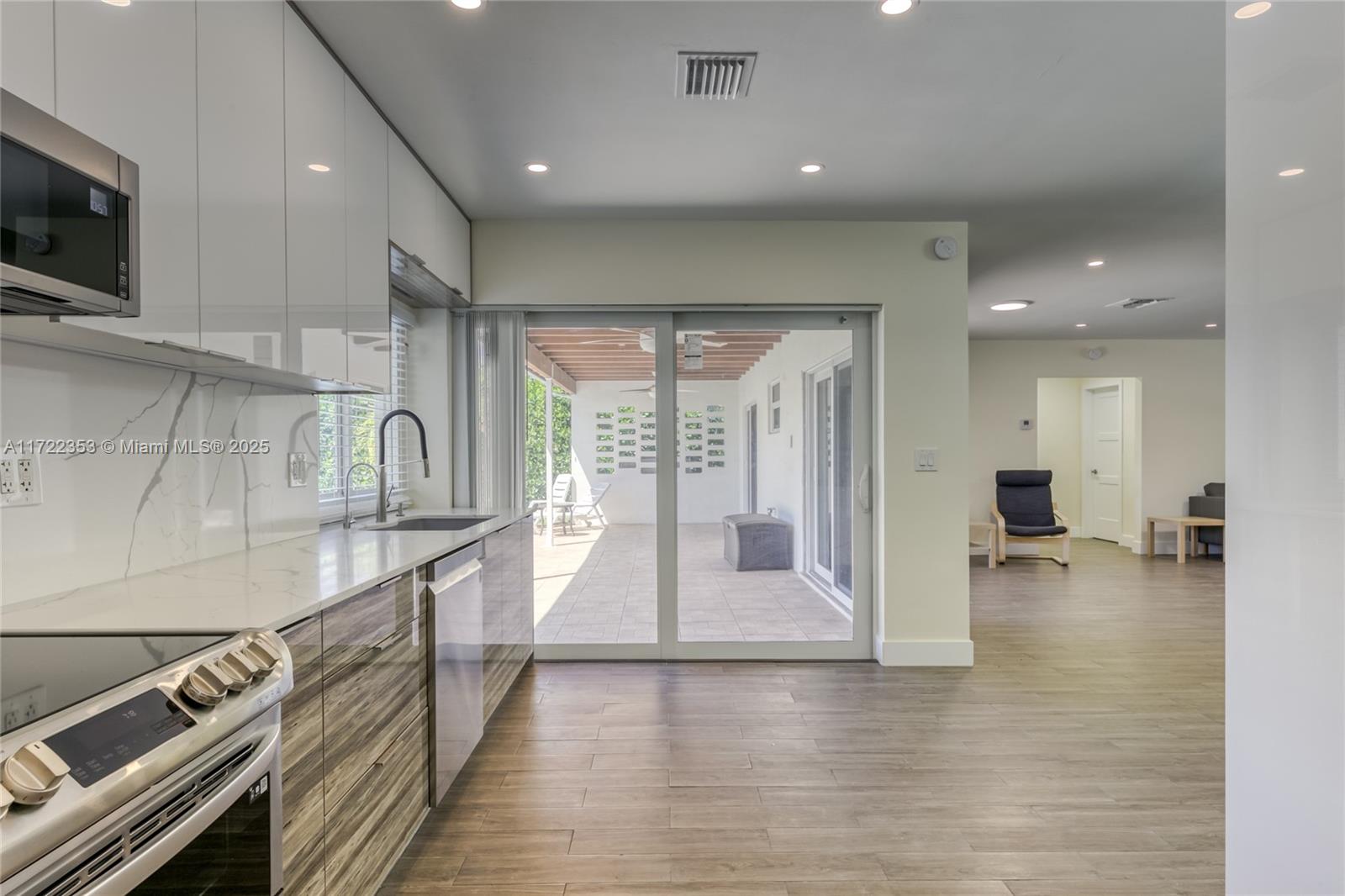 COUNTRY CLUB HOMES - Residential
