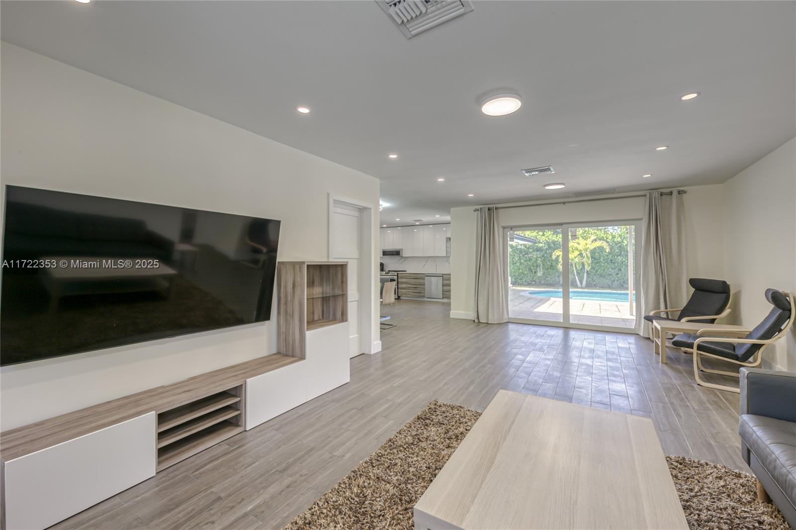 COUNTRY CLUB HOMES - Residential