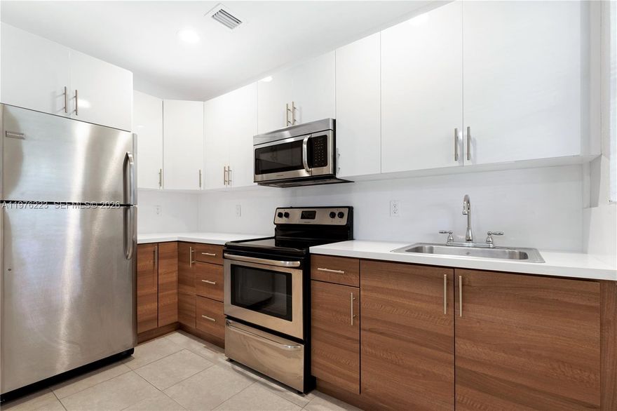 READ ME: 1/1 located in the heart of Coral Gables. Corner unit, updated with a modern kitchen, bathroom, and
central air conditioning. Three months required to move in (first, last, and security). Private parking space
included. Coin-operated laundry next to the community. Maximum occupancy: 3 persons.