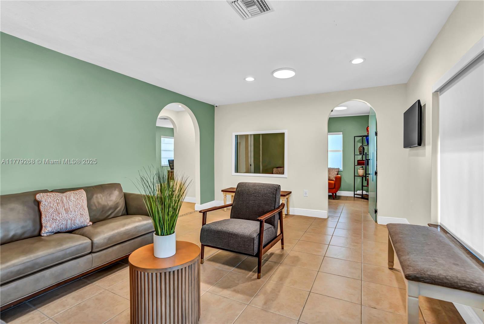 481 E Commercial Blvd