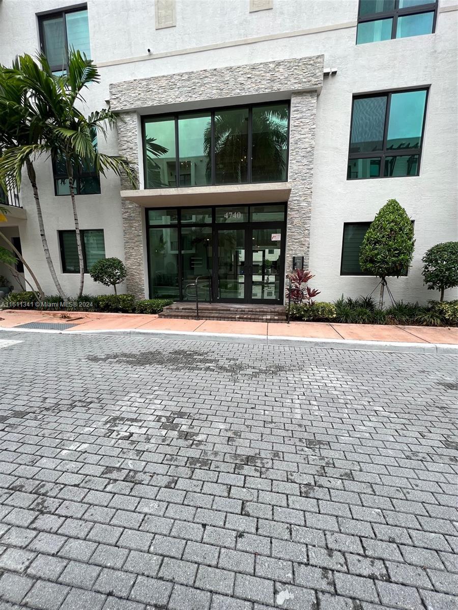 GREAT RENTAL OPPORUNITY IN THE BEAUTIFUL COMMUNITY OF URBANA IN DOWNTOWN DORAL. YOUR UNIT HAS ONE ASSIGNED PARKING SPACE, PLUS AMPLE GUEST PARKING. THE LOBBY HAS INTERCOM CONTROLLED ENTRY AND THE ELEVATOR IS SECURED BY KEY FOB. THE COMMUNITY FEATURES RESORT STYLE POOL, FABULOUS CLUBHOUSE, FITNESS CENTER, SAUNA, BASKETBALL COURTS, AND MORE. 
4th FLOOR PENTHOUSE CORNER CONDO IS WALKING DISTANCE TO NICE RESTAURANTS AND SHOPPING. EASY ACCESS TO HIGHWAYS and MIA AIRORT.