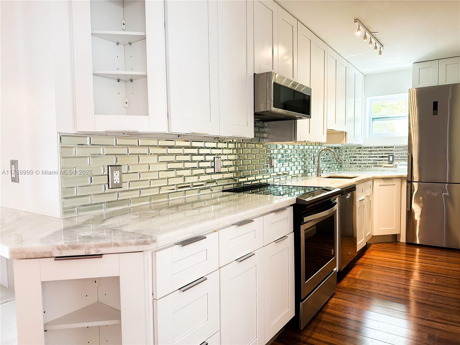 61 Collins Ave 301, Miami Beach, Miami-Dade County, Florida - 1 Bedrooms  
1 Bathrooms - 