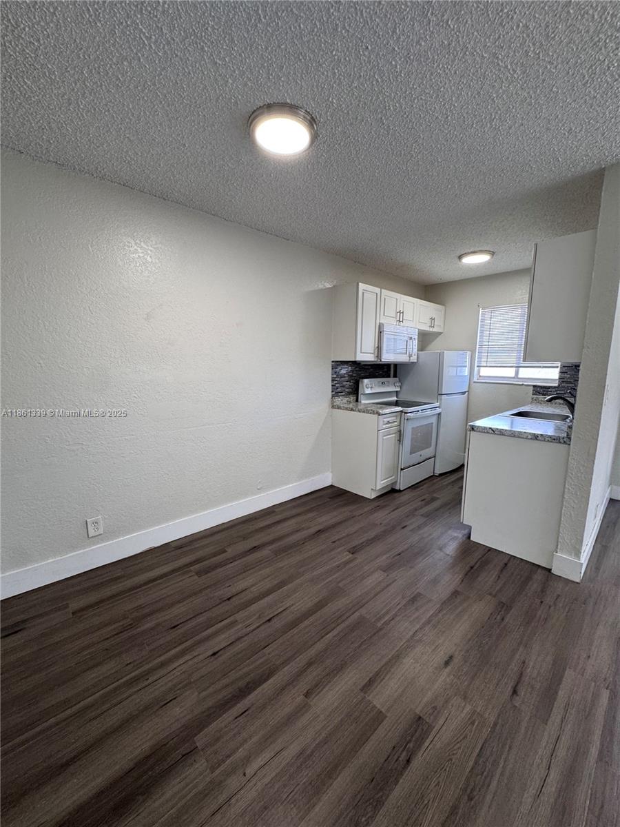 HOLLYWOOD LITTLE RANCHES - Residential Lease