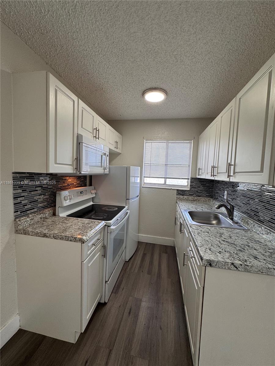 HOLLYWOOD LITTLE RANCHES - Residential Lease