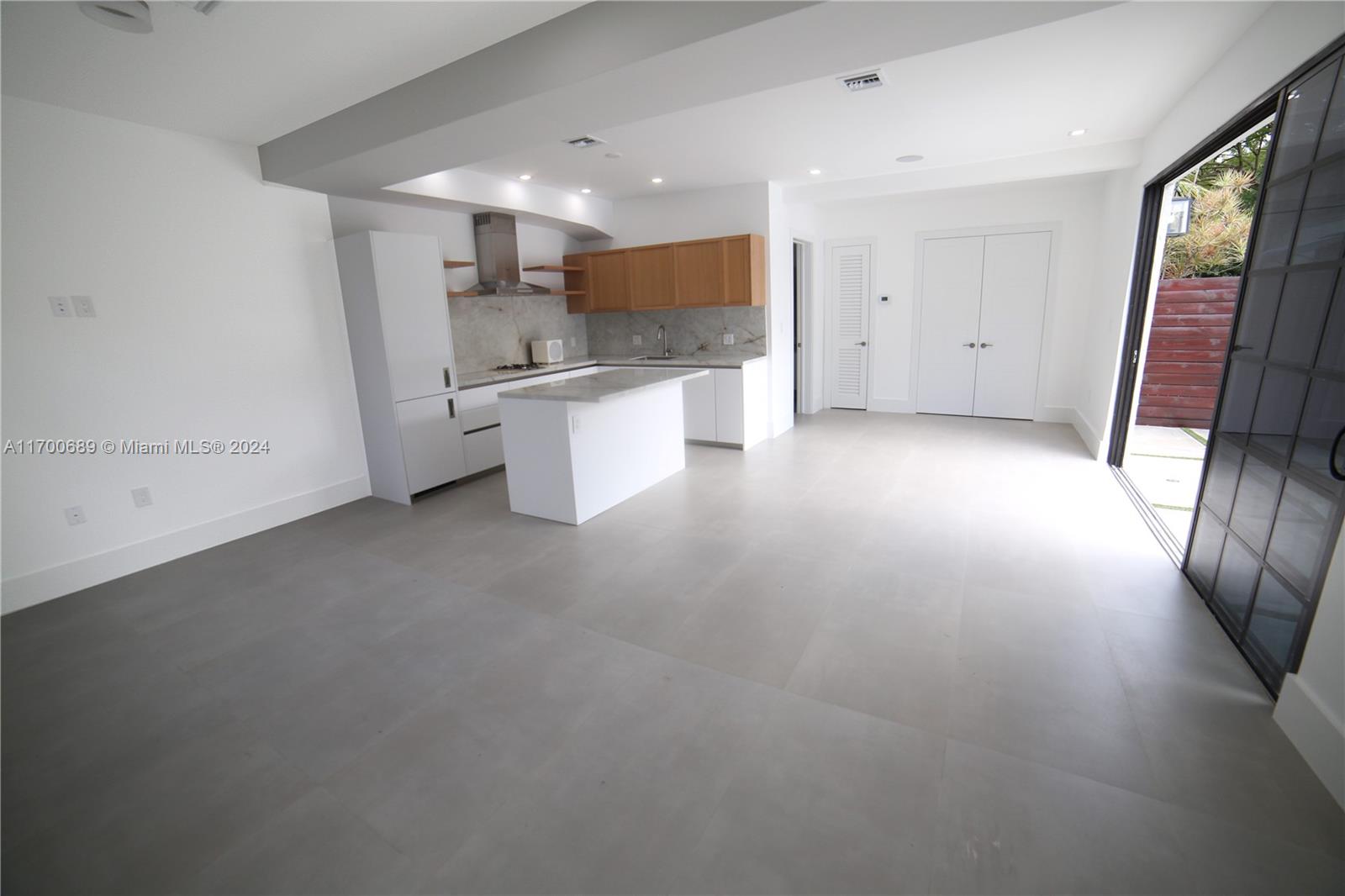 HOLLYWOOD LAKES SECTION - Residential
