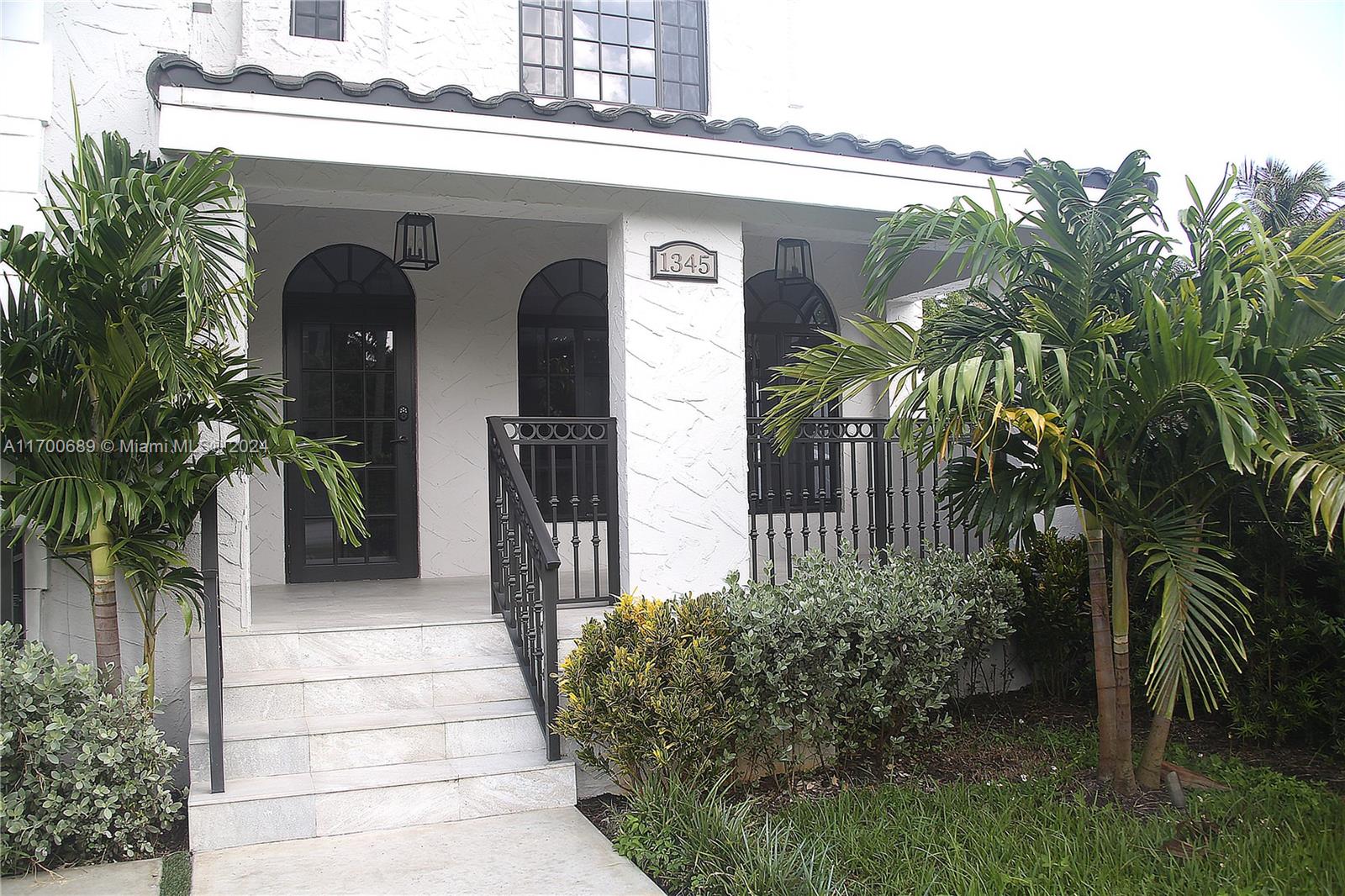 HOLLYWOOD LAKES SECTION - Residential