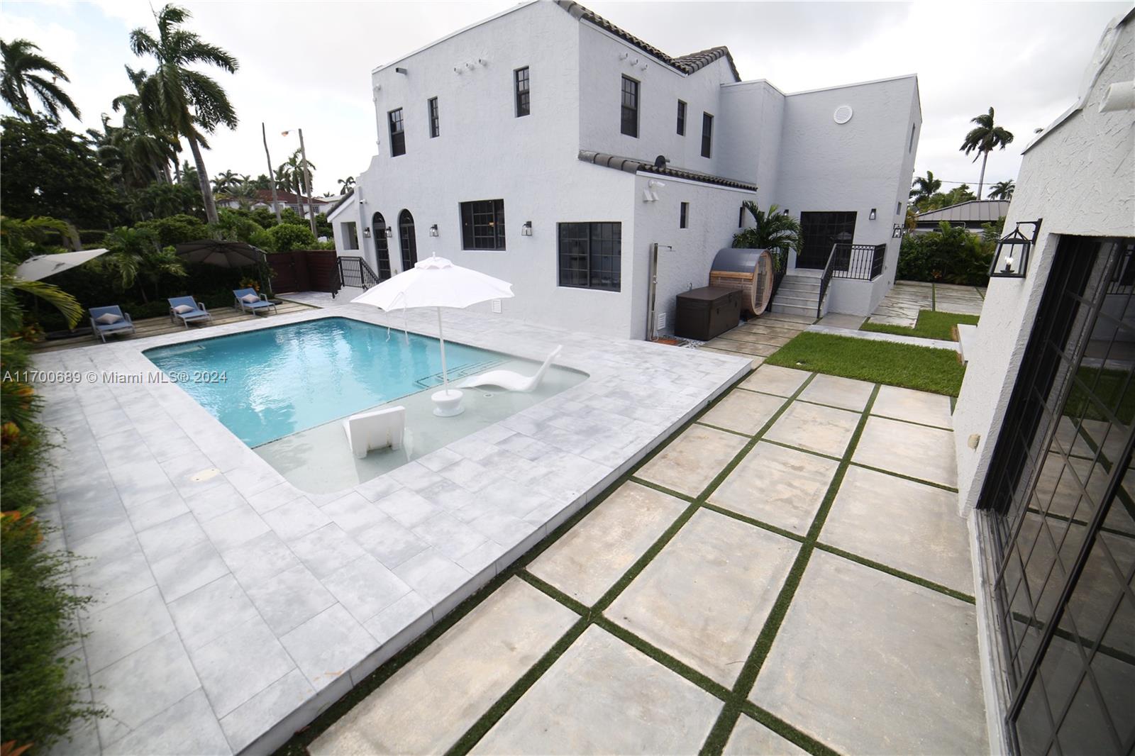 HOLLYWOOD LAKES SECTION - Residential