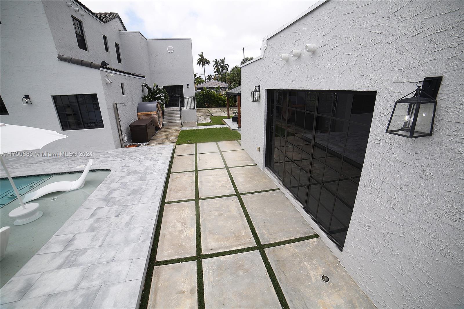 HOLLYWOOD LAKES SECTION - Residential