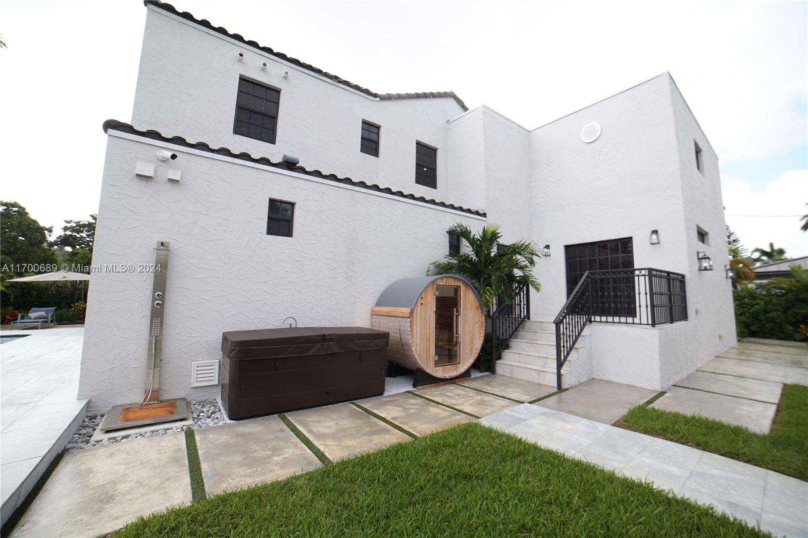 HOLLYWOOD LAKES SECTION - Residential