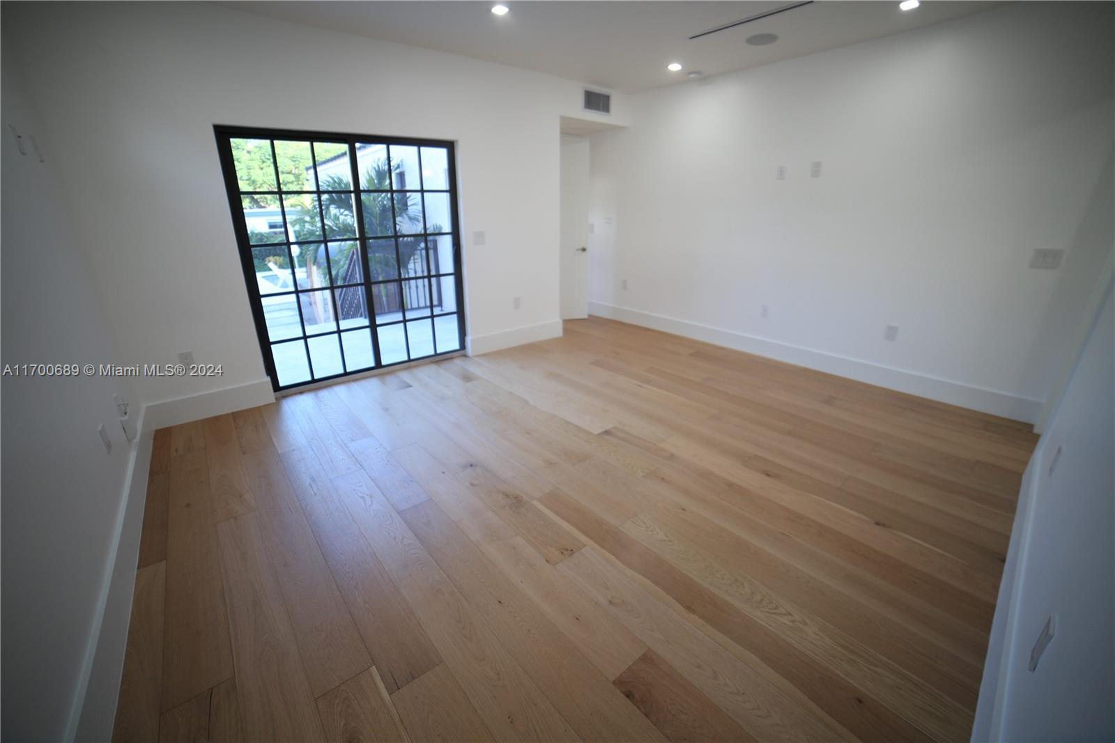 HOLLYWOOD LAKES SECTION - Residential