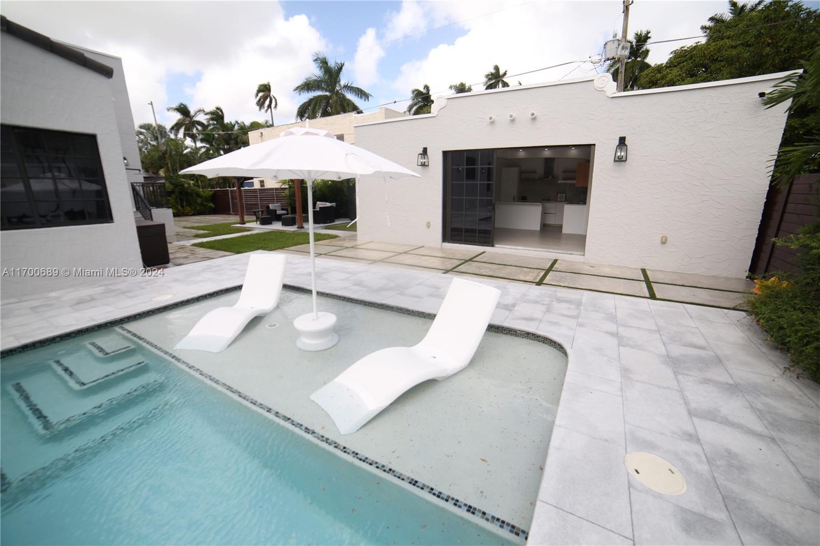 HOLLYWOOD LAKES SECTION - Residential