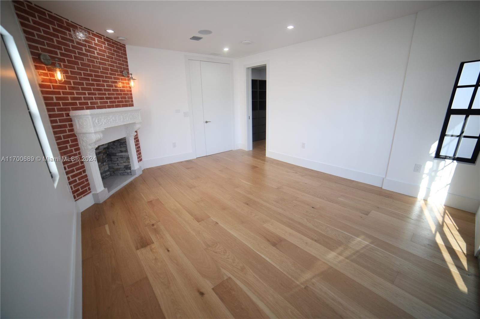 HOLLYWOOD LAKES SECTION - Residential