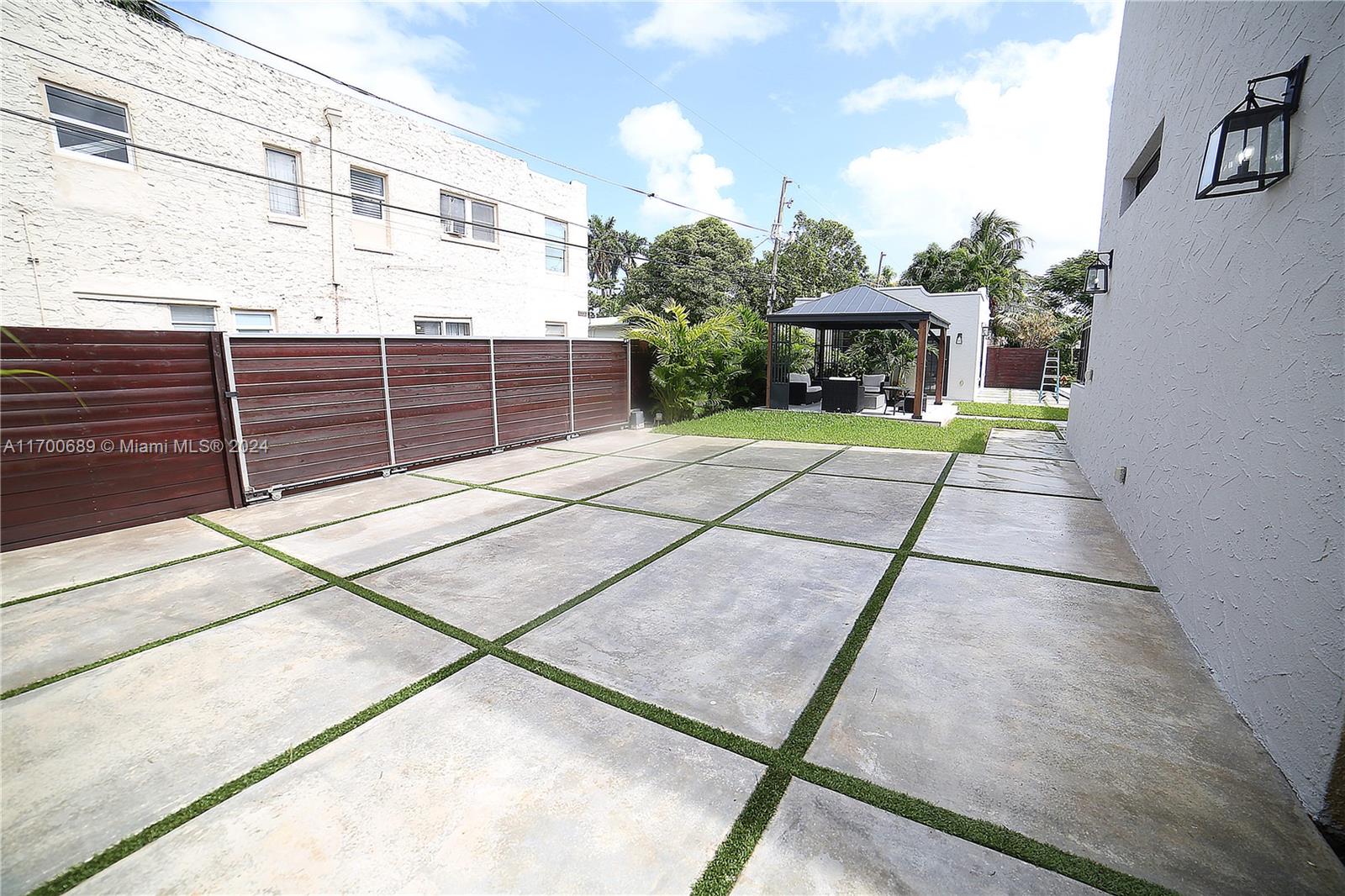 HOLLYWOOD LAKES SECTION - Residential